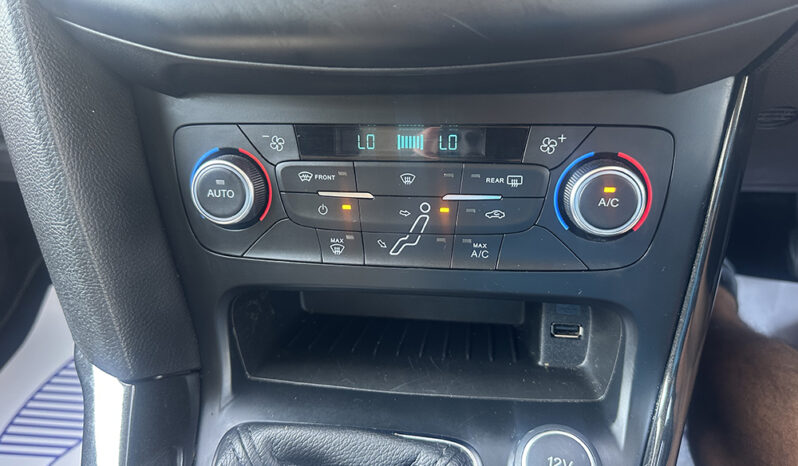 
								Ford Focus 1.0T EcoBoost Titanium full									