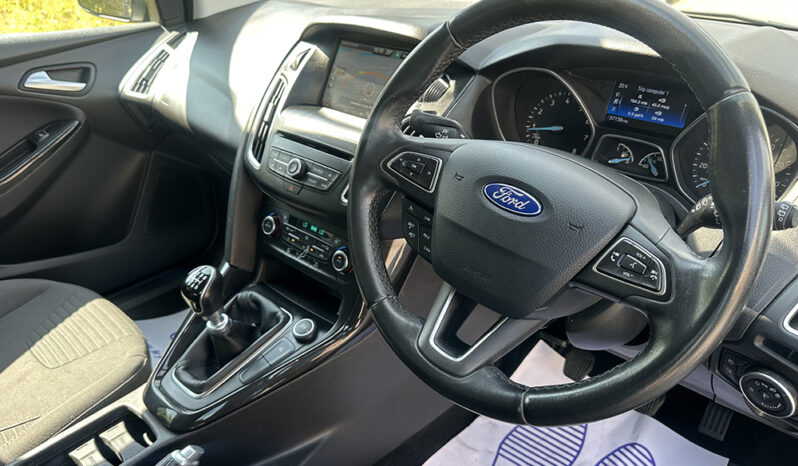 
								Ford Focus 1.0T EcoBoost Titanium full									