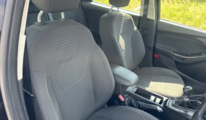 
								Ford Focus 1.0T EcoBoost Titanium full									