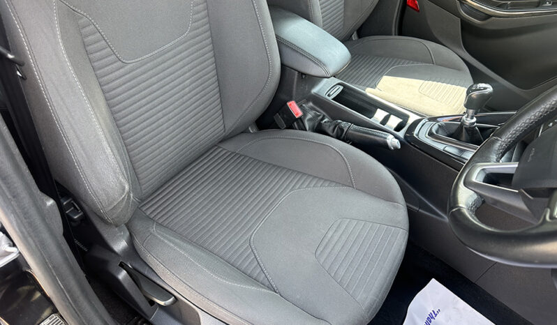 
								Ford Focus 1.0T EcoBoost Titanium full									