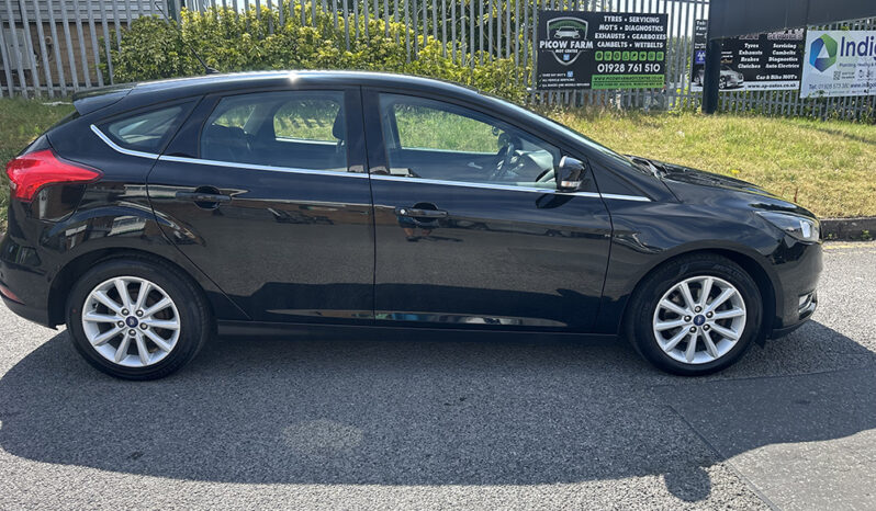 
								Ford Focus 1.0T EcoBoost Titanium full									