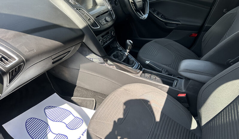 
								Ford Focus 1.0T EcoBoost Titanium full									
